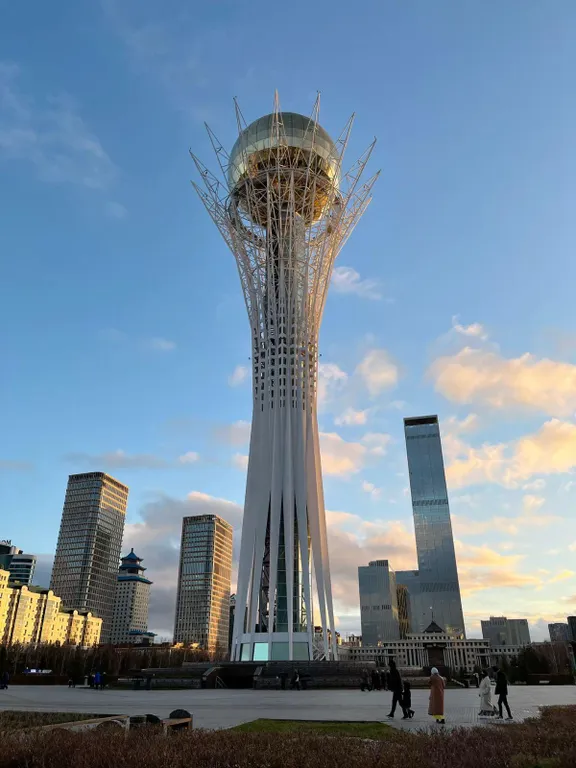 Самый центр города, АбуДаби Плаза, Байтерек, Линейный парк