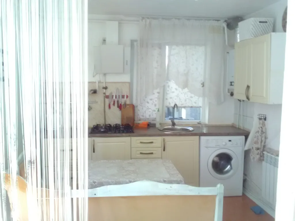 Первый этаж дома с отдельным входом и небольшим двориком