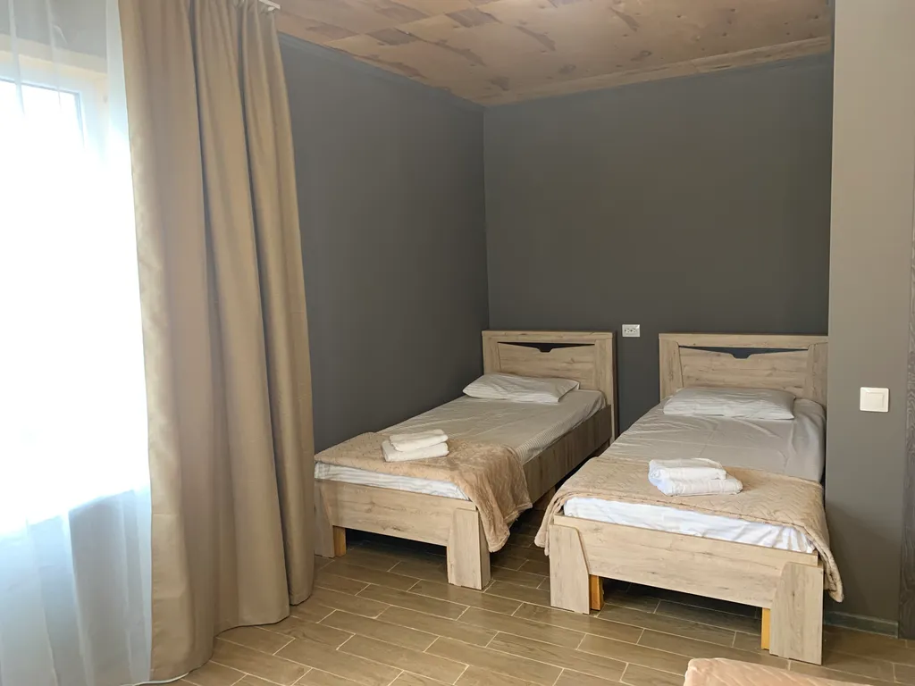 Дом на берегу реки с бассейном и видом