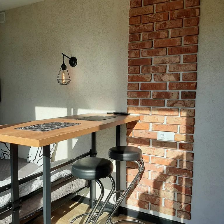 Уютный домик-студия на склоне холма у реки