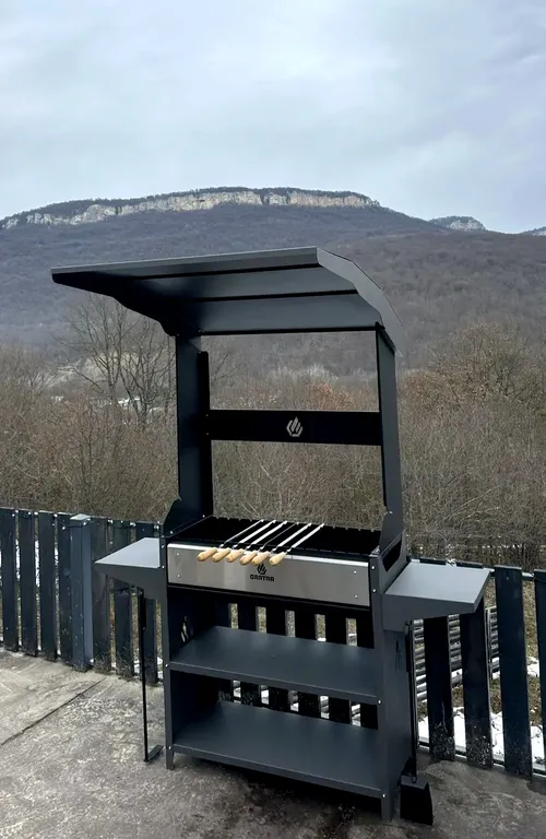 Атмосферный дом у леса с видом на горы