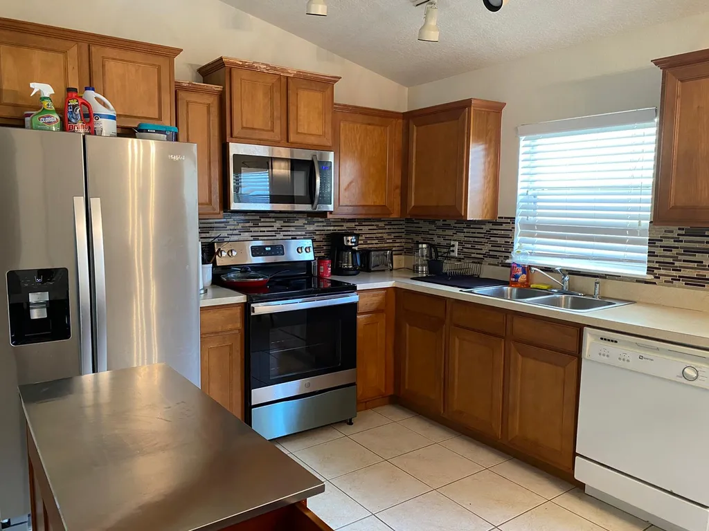 Уютный большой дом с бассейном недалеко от Диснейлэнда