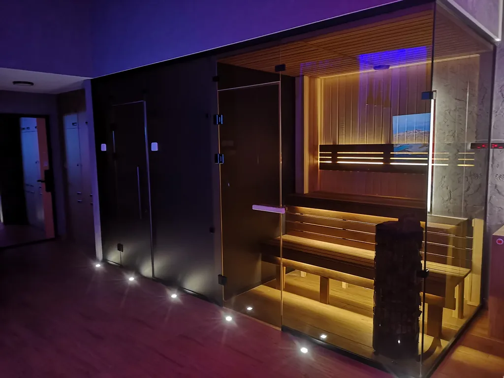 Апартаменты с большой джакузи и камином