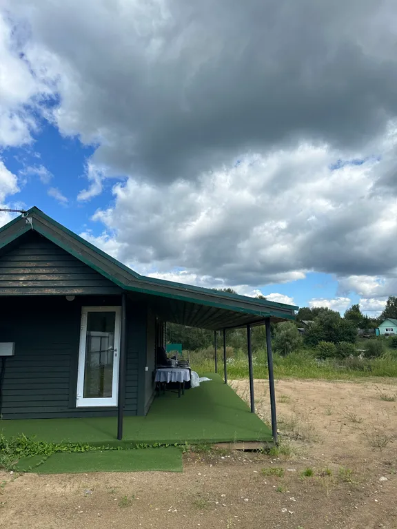 Уютный домик на берегу реки