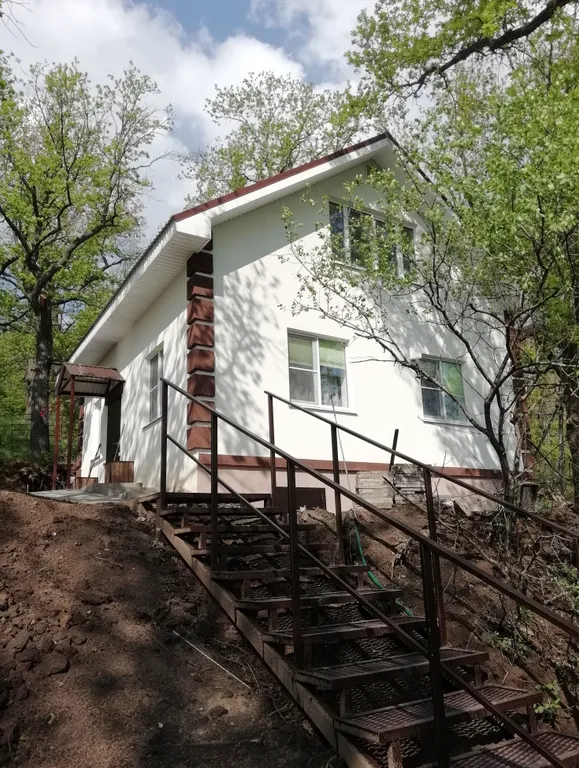 Дом в дубовой роще у реки