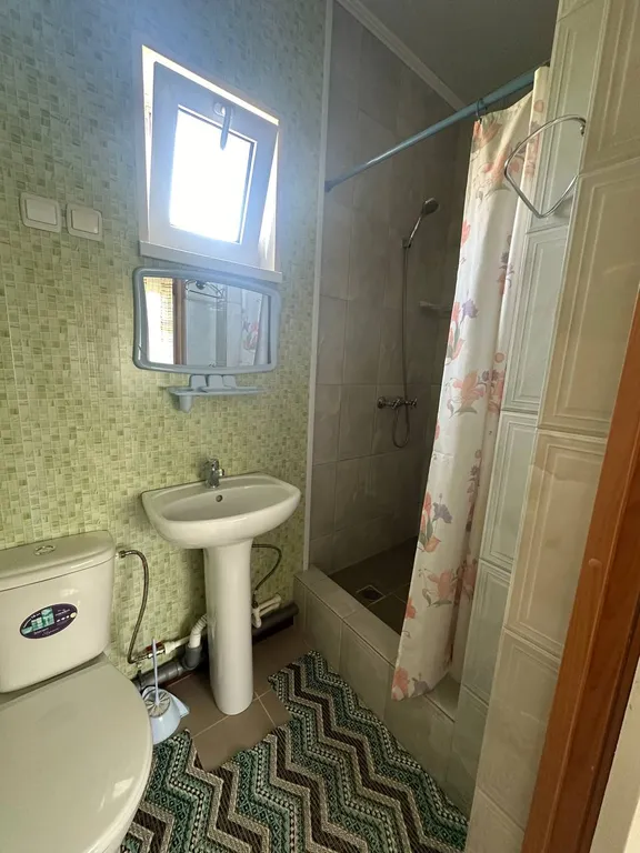 Двухкомнатный трехместный номер с кондиционером и санузлом с душем