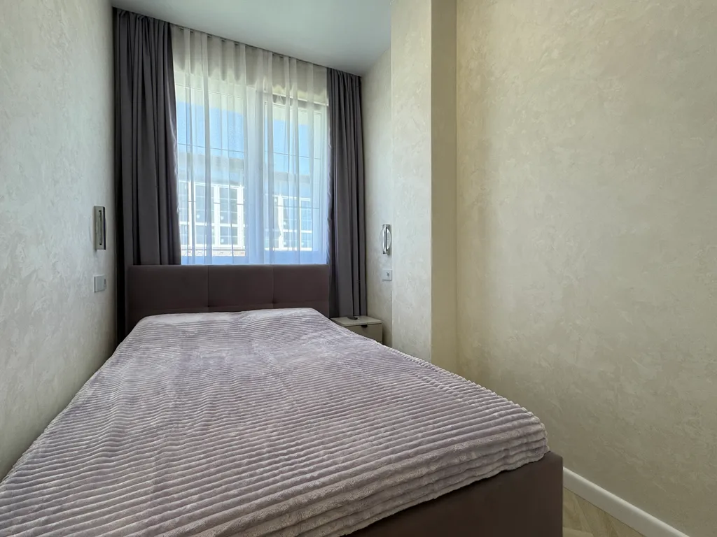 Евродвухкомнатный апартамент с балконом на первой линии