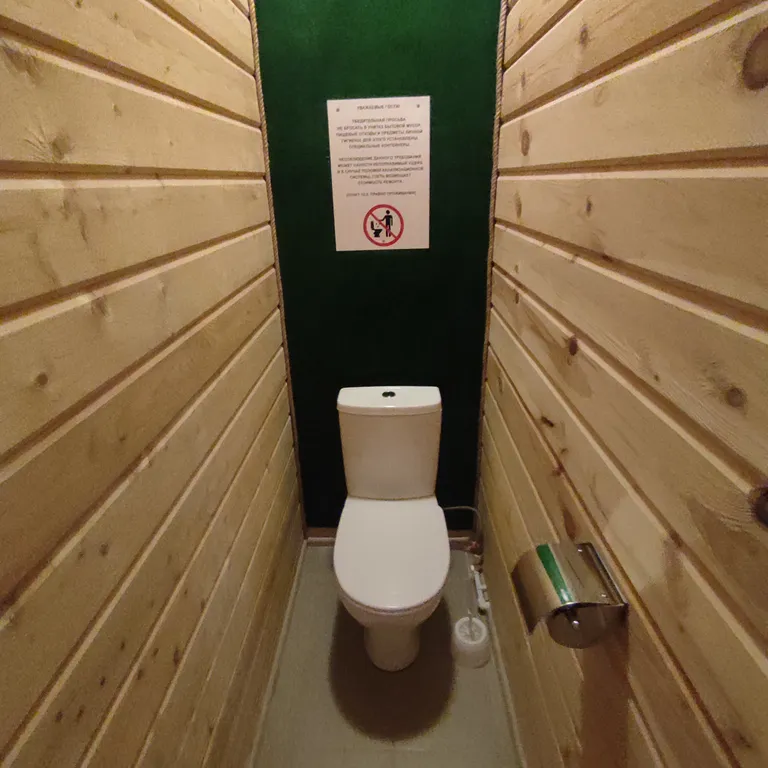 Дом на берегу озера с видом на лес