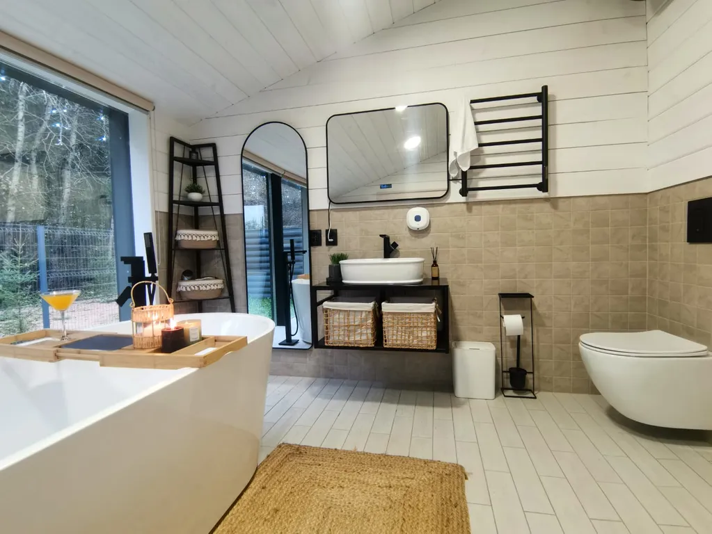 Панорамный дом в окружении леса на берегу водохранилища