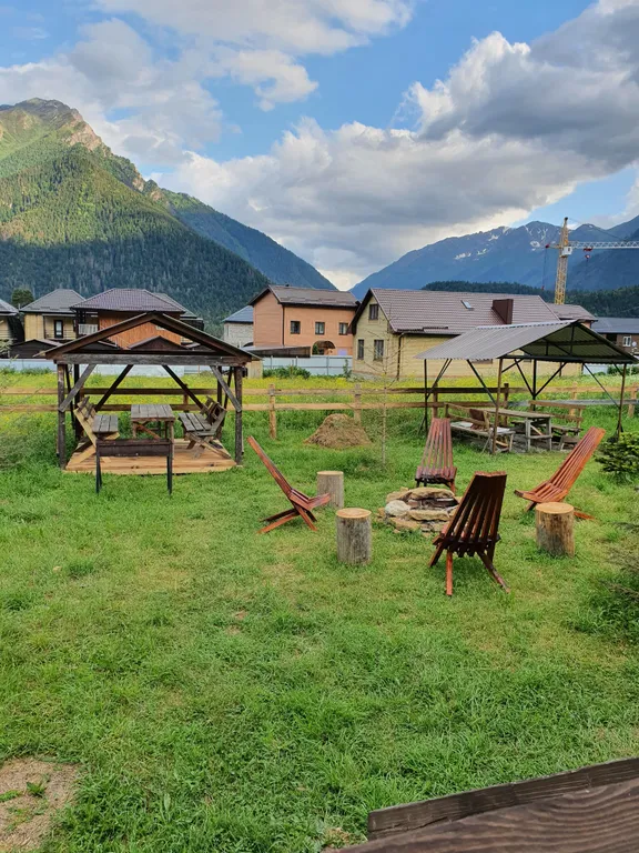 Домик с терассой и красивым видом на горы