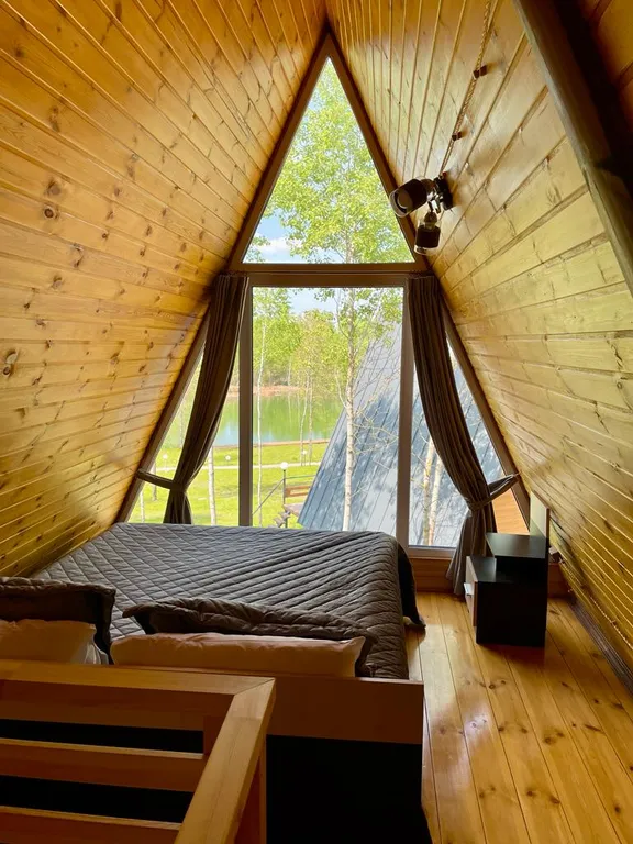 Шале у лесного озера