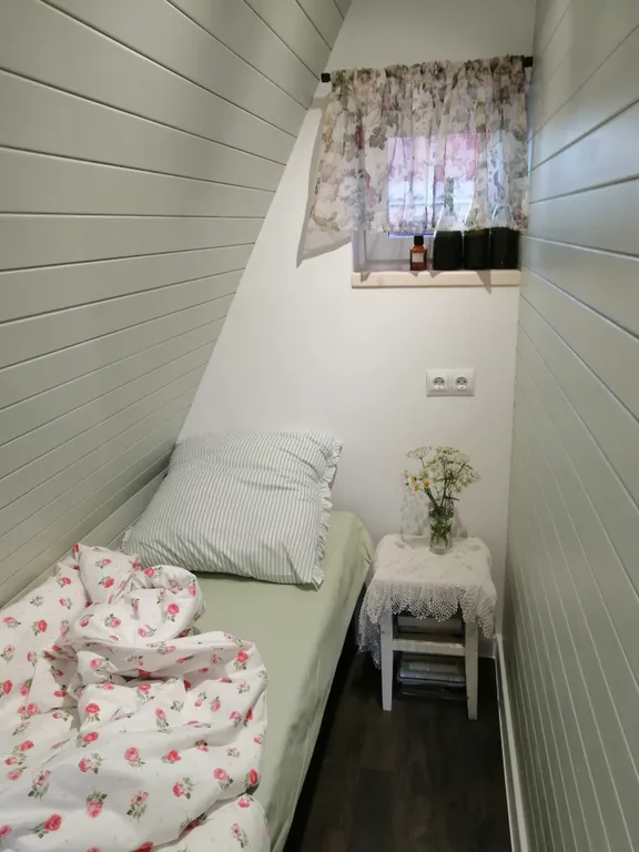 Уютный домик-треугольник у леса