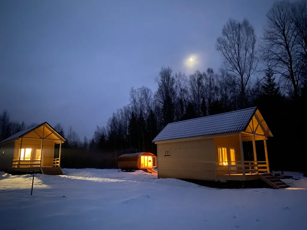 Домик на берегу реки