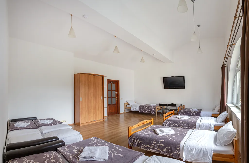 Семейный номер с общей ванной комнатой