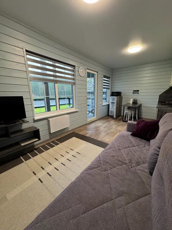 Домик на берегу реки