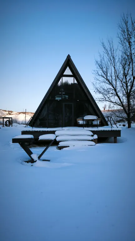 Двухэтажный а-фрейм с панорамным остеклением и террасой