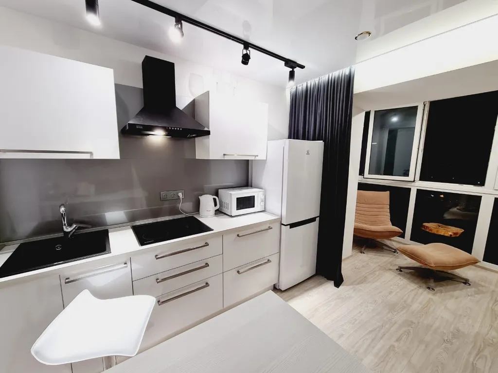 Уютная квартира с панорамными окнами и джакузи