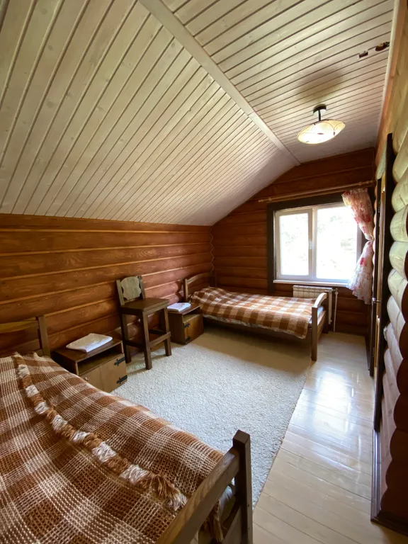 Уютный дом с камином в центре