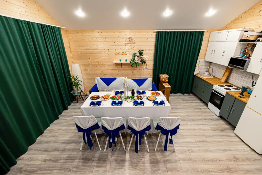 Дом на реке и краю соснового леса