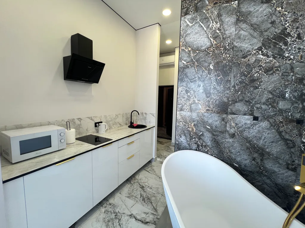 Шикарная студия с панорамой и красивой ванной