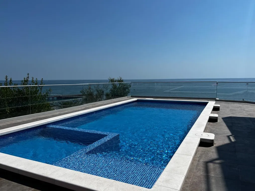 Каскад 2 Стильный апартамент на первой береговой линии