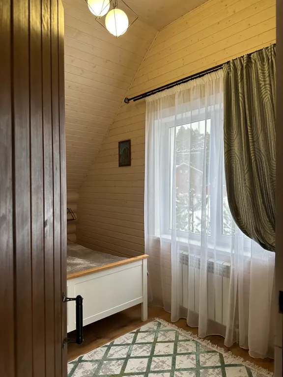 Уютный дом в деревне у реки