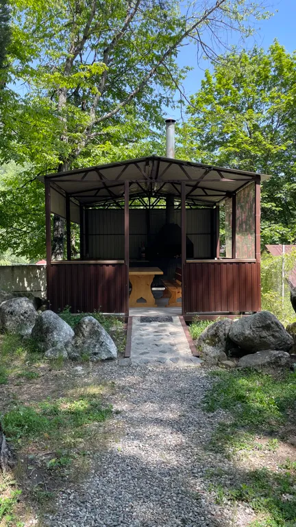 Уютный Дом в лесу с камином.