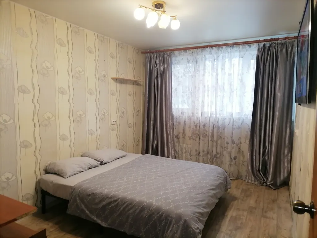 Комната у метро с большим телевизором