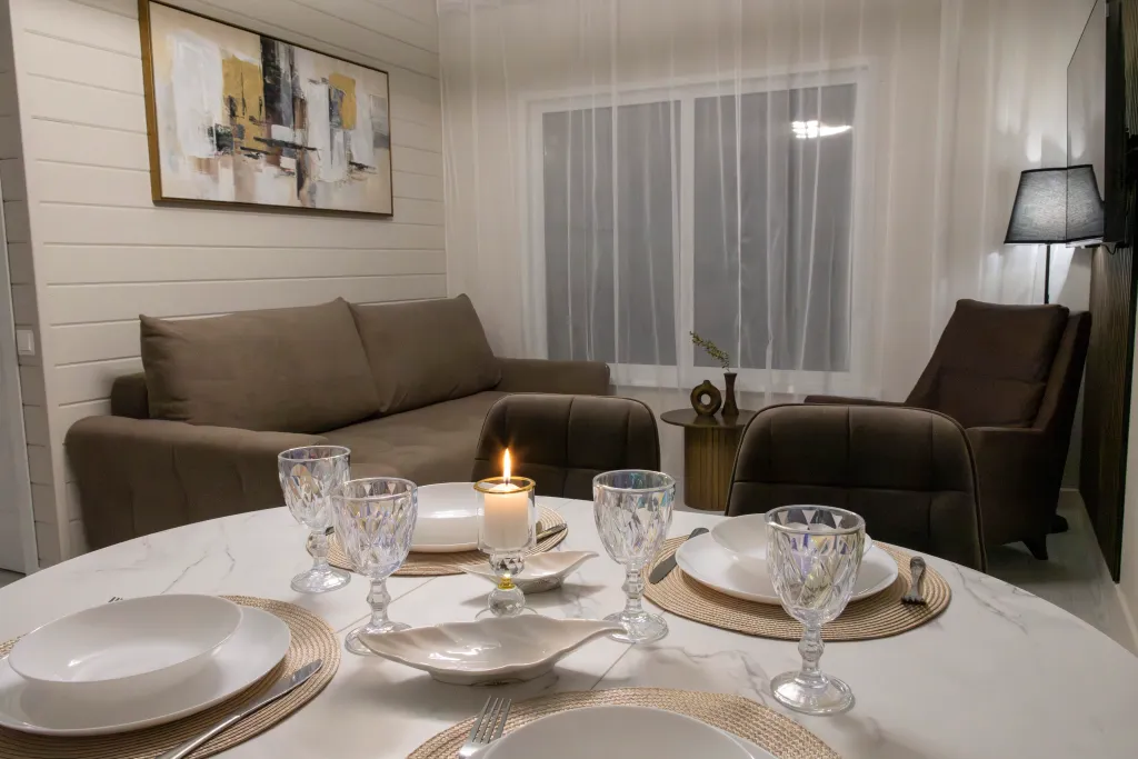 Коттедж недалеко от озера с двумя спальнями и сауной