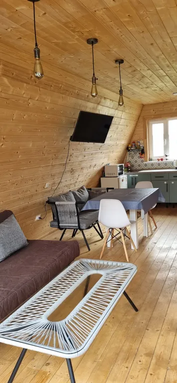 Дом-шалаш с видом на лес