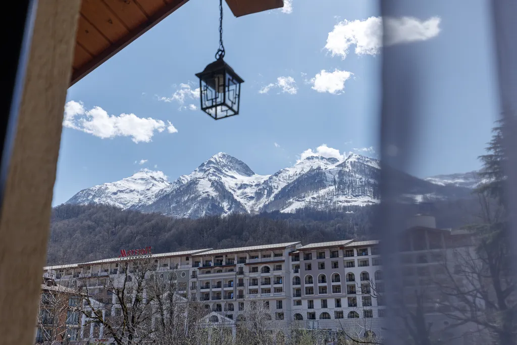 Двухэтажный дом с видом на горы, террасой и парковкой