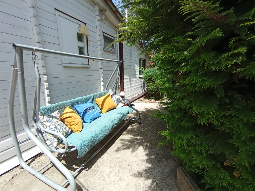 Дом с баней, бассейном и беседкой