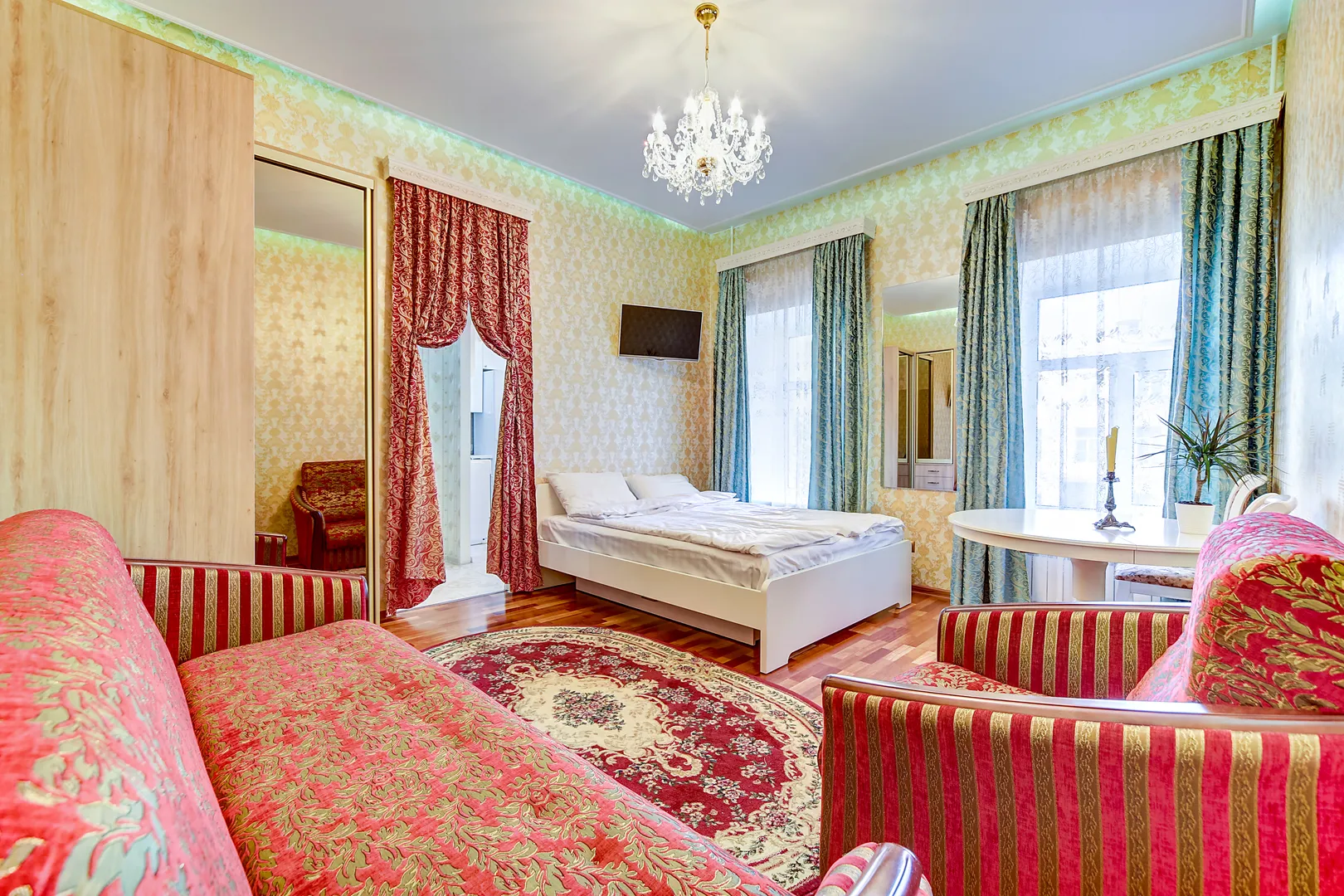 Диван раскладывается в спальное место для двух гостей (накрывается наматрасником и таким же красивым спальным комплектом как показано на кровати). Кресло раскладывается в дополнительное спальное место для 5-го гостя.