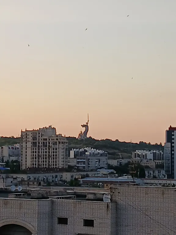 Жизнь с видом реку: огромная лоджия с панорамным остеклением в пол!