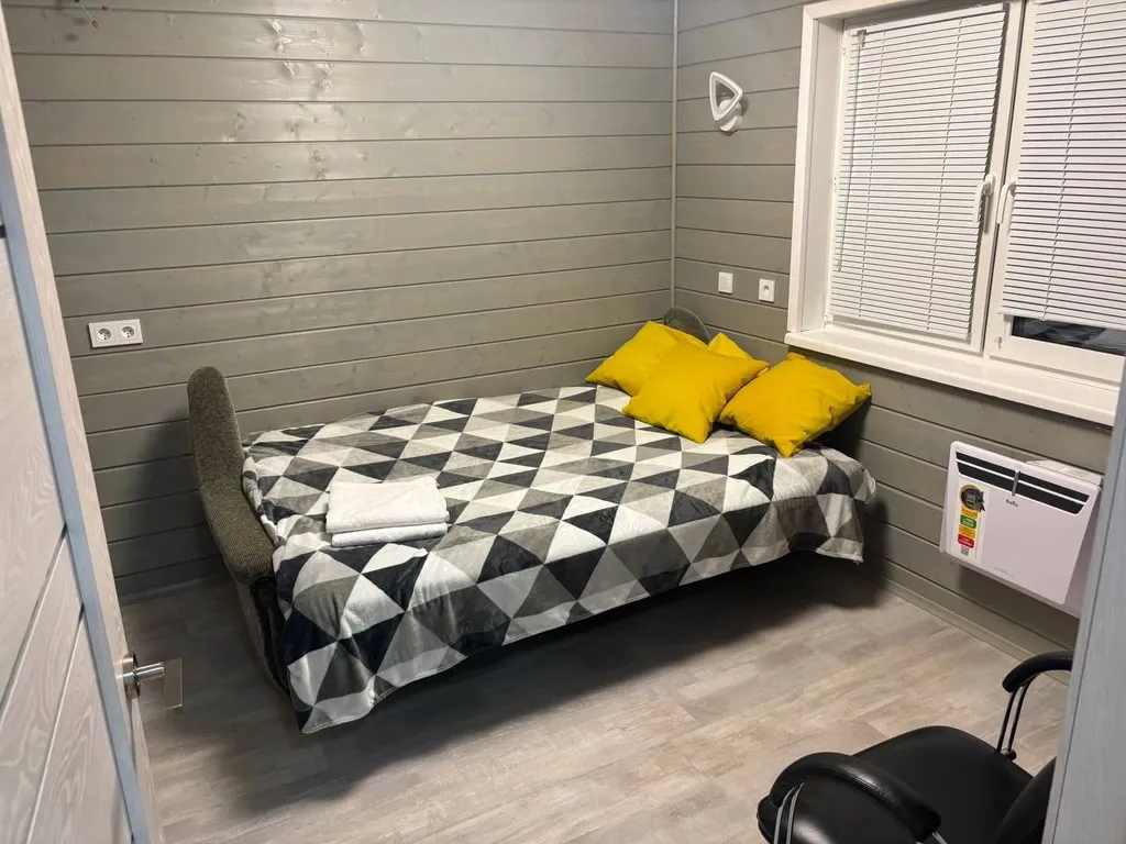 Уютный дом с беседкой на берегу озера