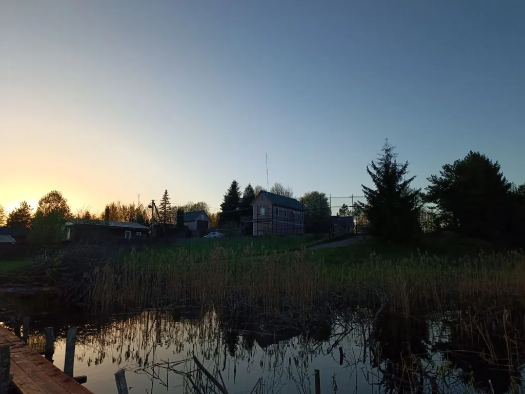 Домик на берегу озера