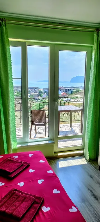 Апартаменты у моря с большой террасой, панорамным видом на море и горы