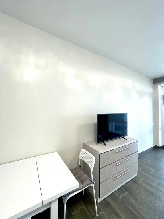 Эллинг на берегу моря