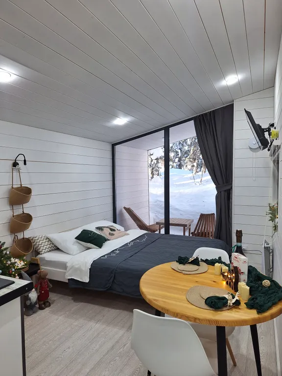 Уютный домик для двоих с террасой в лесу