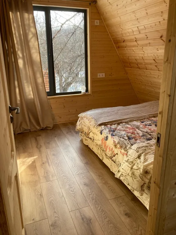 Уютный дом с камином у леса