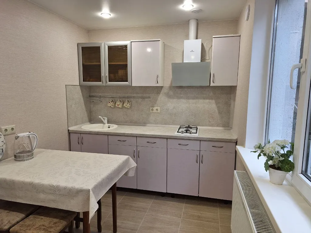 Коттедж Дом в центре города с парковкой и мангальной зоной — Геленджик