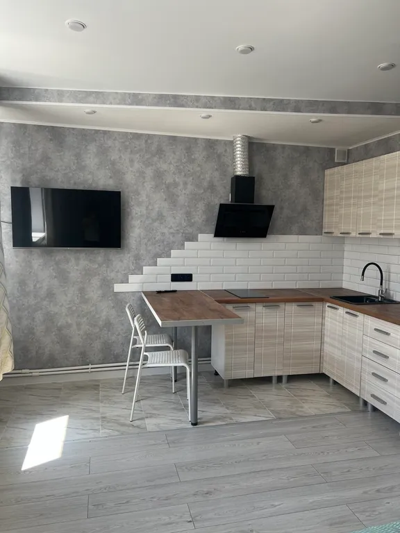 Уютная студия, расположена в 2 остановках от центара города