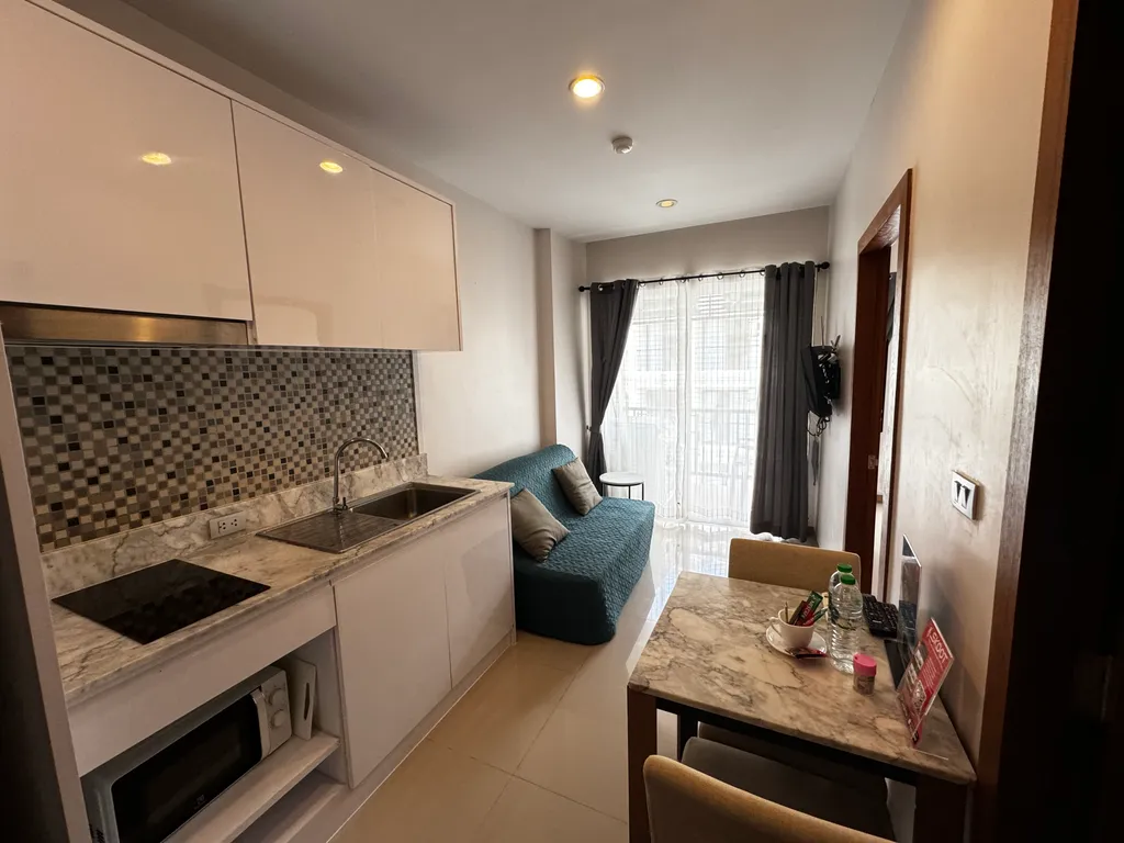 Уютная квартира у пляжа Карон с видовым бассейном на крыше