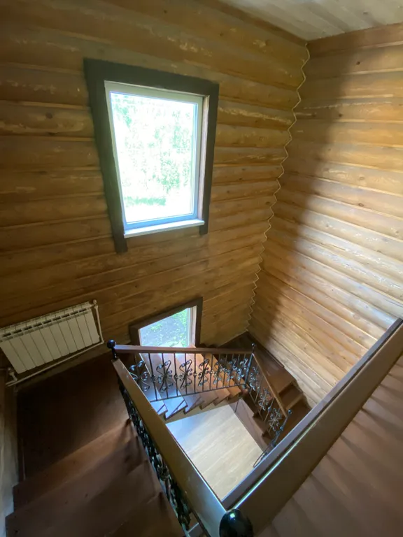 Уютный дом с камином в центре