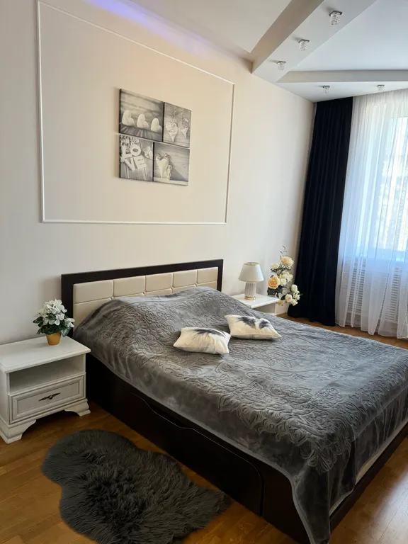 Красивая трёхкомнатная квартира в центре с видом на площадь