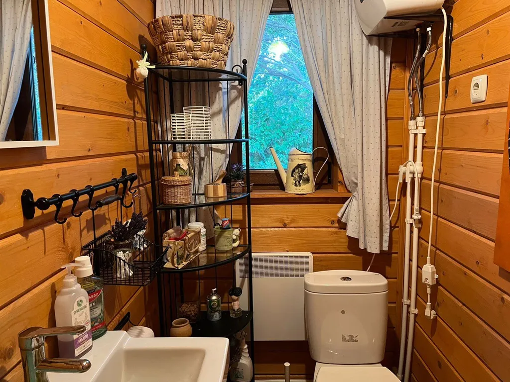 Коттедж Уютный деревянный дом с ландшафтным садом у озера — Шеметово