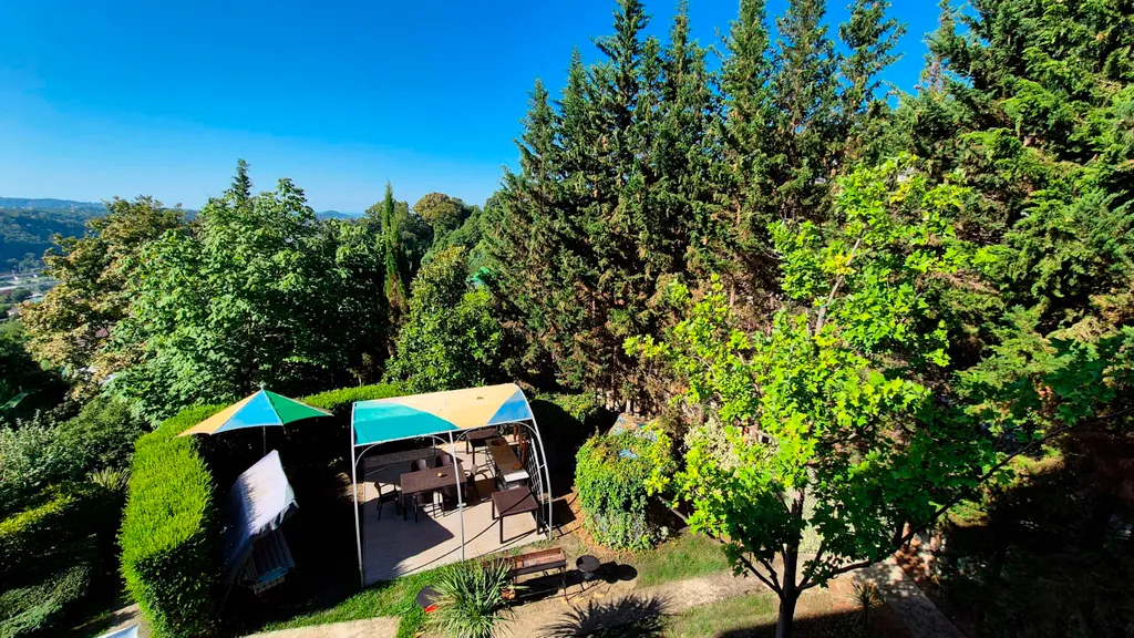 Трёхэтажный таунхаус в живописном месте с большим садом