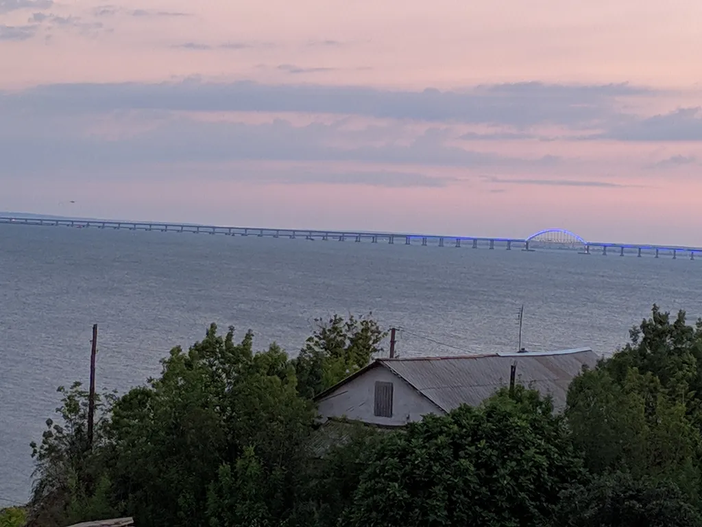 Трёхместный номер на втором этаже с видом на море