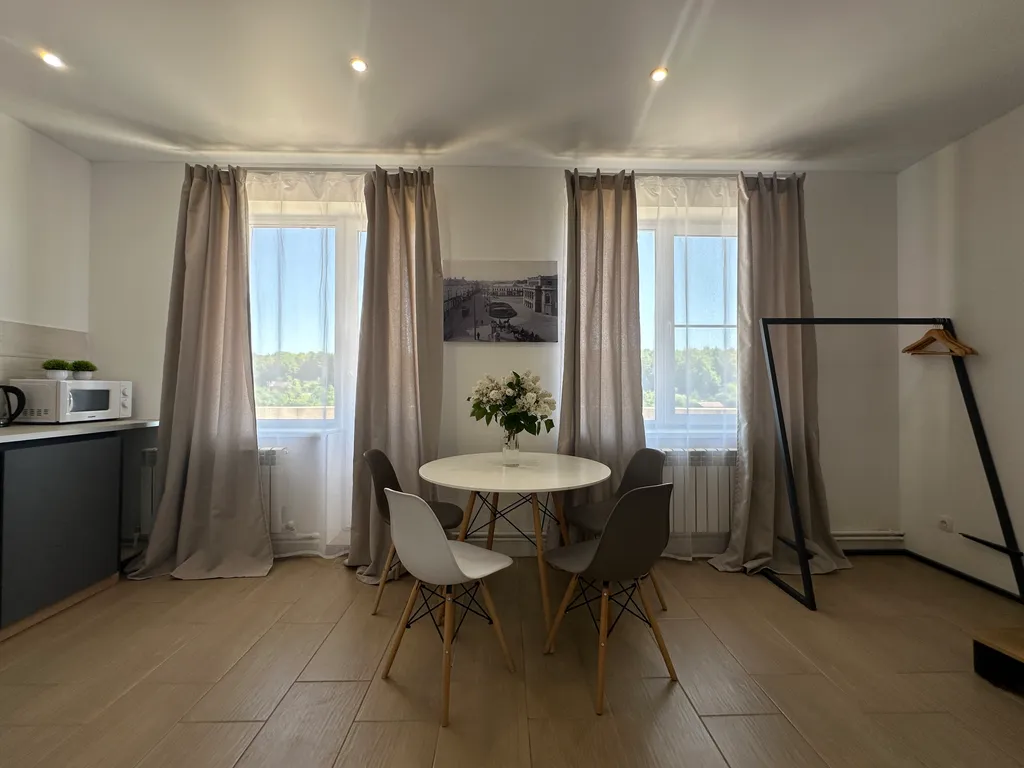 Двухэтажные апартаменты с балконом Столица 2313