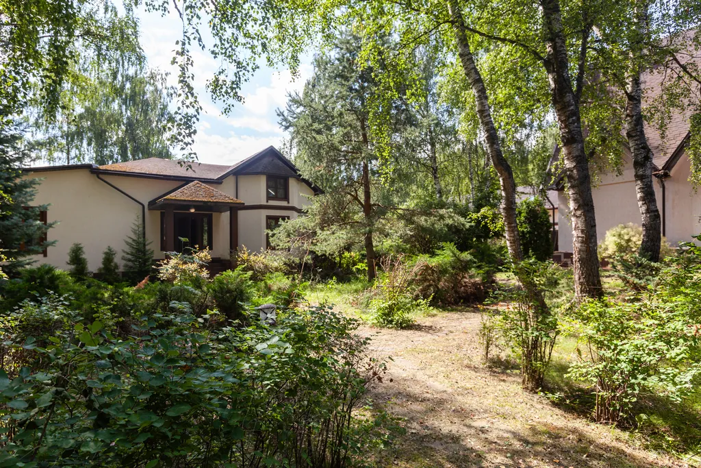 Загородный дом с бассейном, сауной и собственным лесом на участке